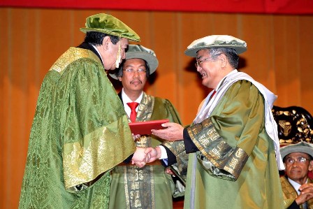 Sultan Sharafuddin Idris Shah presenting the Honorary Doctor of Science Award to Prof. Dr. Morio Matsunaga, President of Kyushu Institute of Technology, Japan.