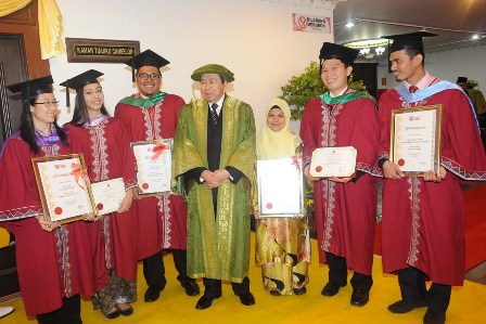Chancellor of UPM with the University Award recipients 