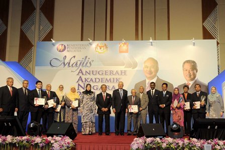 Prime Minister, Dato' Sri Najib Tun Razak with the recipients of the AAN 2013 at the Putrajaya International Convention Centre